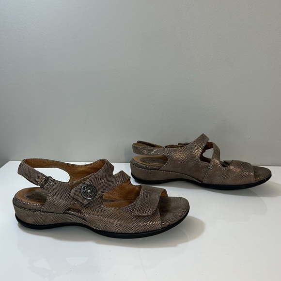 Clarks Tiffani Aldora Embossed Leather Sandals Size 8 - Picture 2 of 16